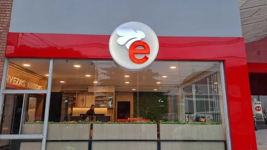 Cartel luminoso corpóreo "e" de Estación Gourmet