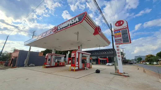 Marquesina y tótem de precios COMPASA de día