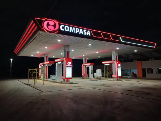 Marquesina COMPASA iluminada, vista nocturna