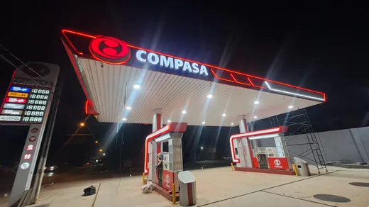 Marquesina COMPASA totalmente iluminada de noche