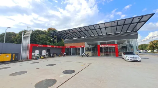 Fachada de Estación Gourmet con marquesina angular