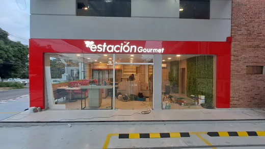 Letras corpóreas iluminadas en fachada de Estación Gourmet
