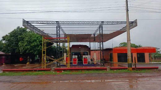 Estructura metálica de marquesina en obra