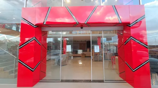 Fachada de acceso revestida en ACM rojo