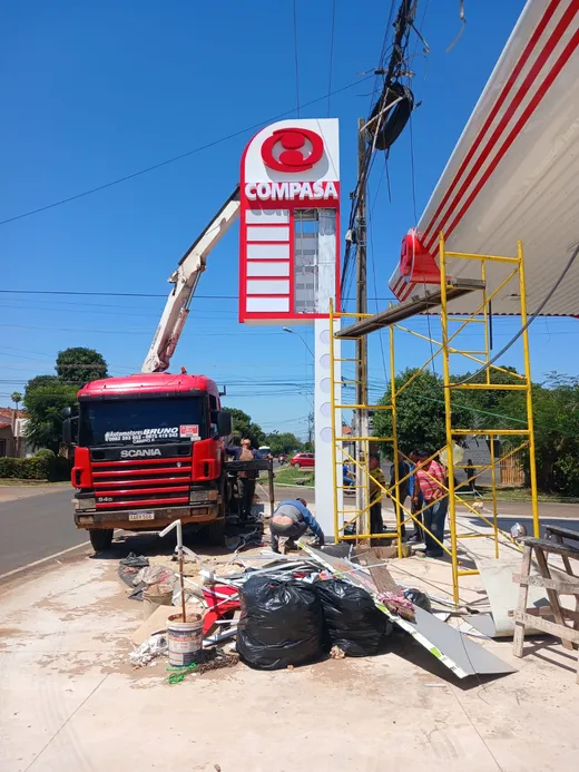 Instalación de tótem corporativo con grúa