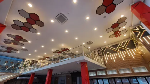 Interior con paneles decorativos hexagonales e iluminación LED